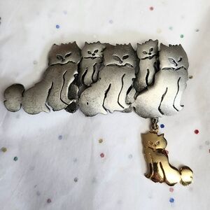 Vtg Ultracraft Two Tone  Hammered Pewter Cats Dangle Kitten Pin Brooch